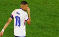 Euro 2024 : Kylian Mbappé dévoile son masque bleu-blanc-rouge après une fracture du nez