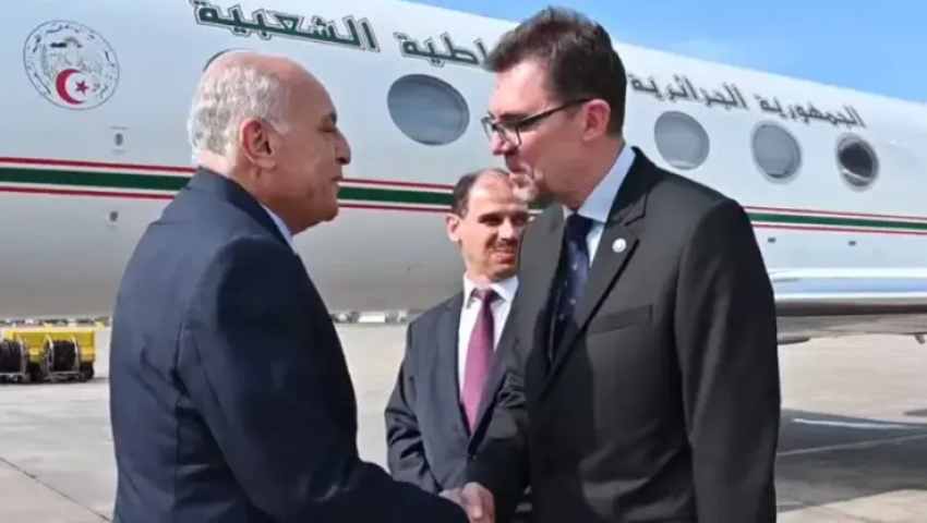 Quelle est la portée de la visite officielle de M. Ahmed Attaf à Varsovie pour les relations algéro-polonaises ?