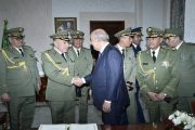 La démocratie militaire en Algérie : les partis d'opposition s'adonnent à la flatterie, à la glorification et à l'approbation unanime de Tebboune pour un prochain mandat !