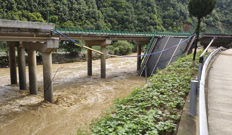 Effondrement d'un Pont en Chine: Douze morts et une trentaine de disparus après des pluies torrentielles