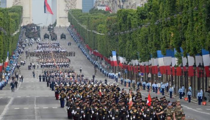 Les célébrations du 14 Juillet à Paris : un défilé historique sur une avenue vide et un feu d'artifice à huis clos !