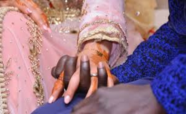 Pour augmenter le taux de fécondité, 50 000 demandes de mariage d'Africains subsahariens avec des Algériennes fertiles ont été acceptées