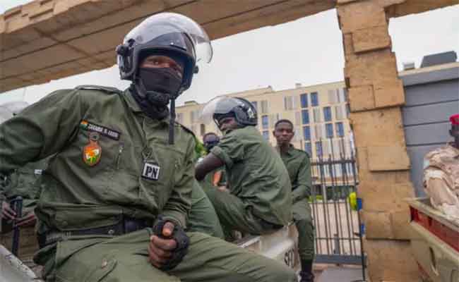 Évasion de prisonniers djihadistes déclenche une chasse à l'homme au Niger