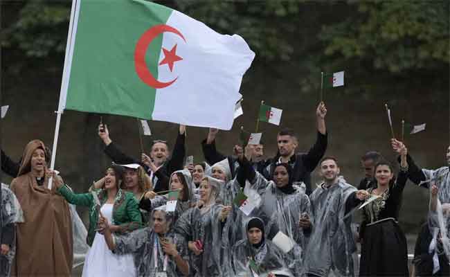 Paris 2024 : Cérémonie d’ouverture pluvieuse mais éblouissante et roses Algériennes dans la Seine