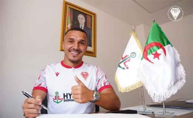 MC Oran frappe fort : L'International Algérien Yanis Hamache rejoint les Rouge et Blanc