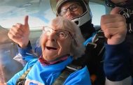 Manette Baillie à 102 Ans : Un Saut en parachute pour battre un record et soutenir des causes causes caritatives