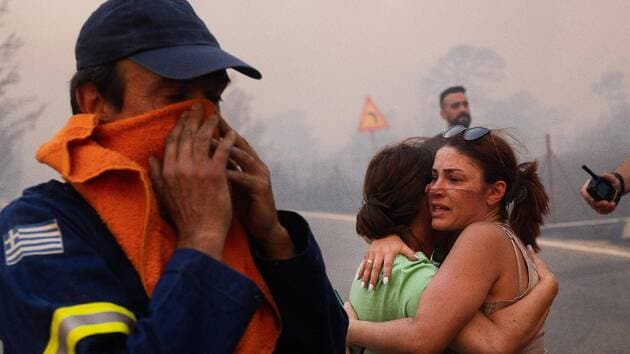 Grèce : incendies hors de contrôle forcent l'évacuation de Marathon