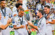 Real Madrid : Carvajal honore Mbappé lors de la remise du trophée