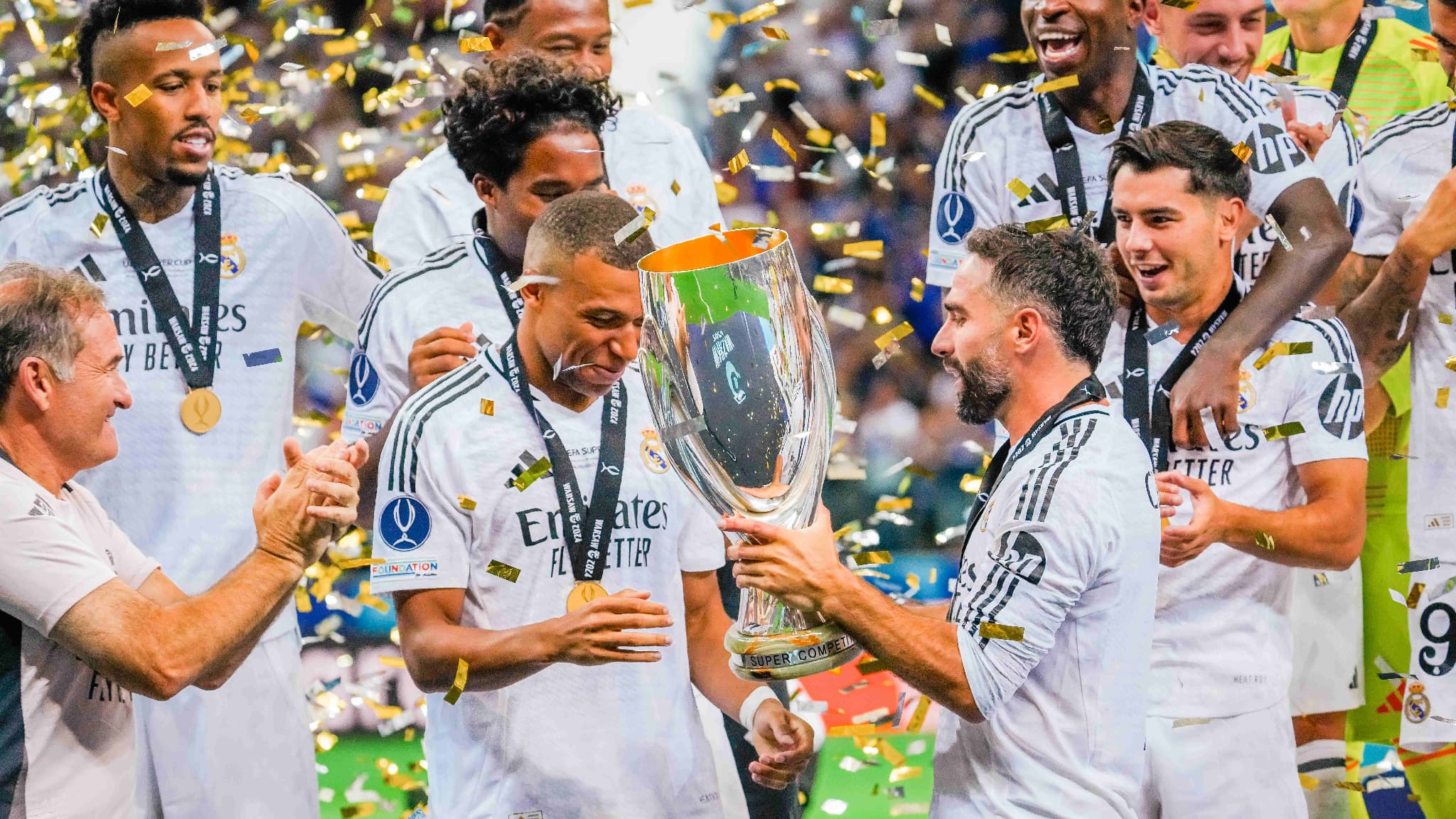 Real Madrid : Carvajal honore Mbappé lors de la remise du trophée