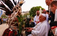 Le Pape François arrive dans les Jungles reculées de Papouasie-Nouvelle-Guinée : Appel à la paix et à la réconciliation