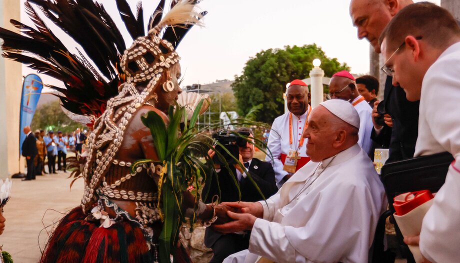 Le Pape François arrive dans les Jungles reculées de Papouasie-Nouvelle-Guinée : Appel à la paix et à la réconciliation