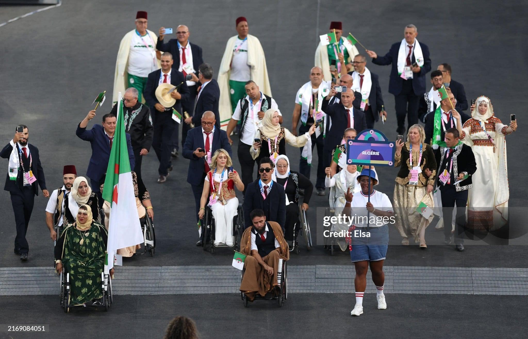 Jeux Paralympiques 2024 : La délégation Algérienne éblouit avec une démonstration culturelle et traditionnelle lors de la cérémonie d’ouverture