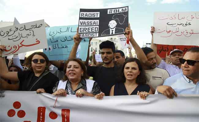 Des centaines de Tunisiens se mobilisent contre un régime jugé autoritaire à l'approche des élections