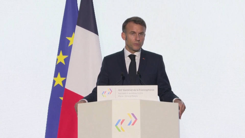 Emmanuel Macron et l’appel à l’arrêt des ventes d’armes à Israël : Réactions Divergentes dans le Paysage Politique Français