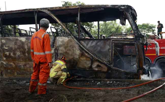 Thaïlande : Vingt enfants et trois enseignants périssent dans l’incendie d’un bus scolaire