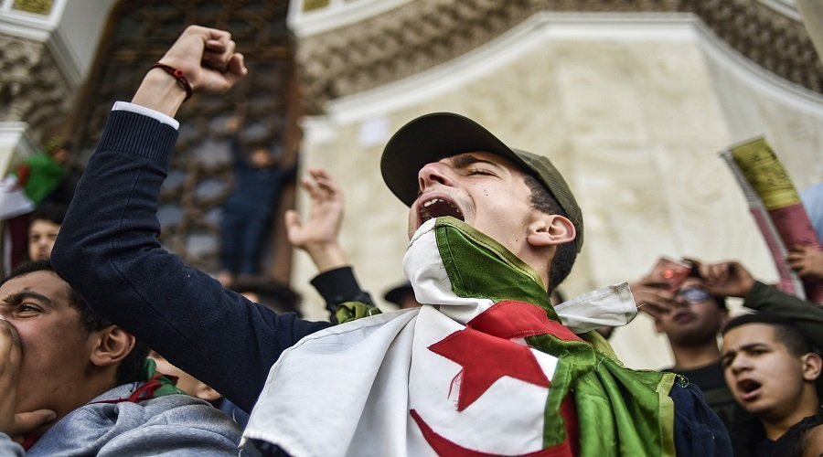 Le Hirak pourrait-il renaître des files d’attente pour le café, cet élément essentiel à l’apaisement des humeurs déjà agitées des Algériens ?