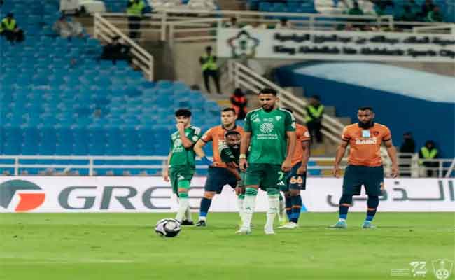 Riyad Mahrez offre une victoire précieuse à Al-Ahli face à Al-Fayha : Une montée en puissance pour le maestro algérien