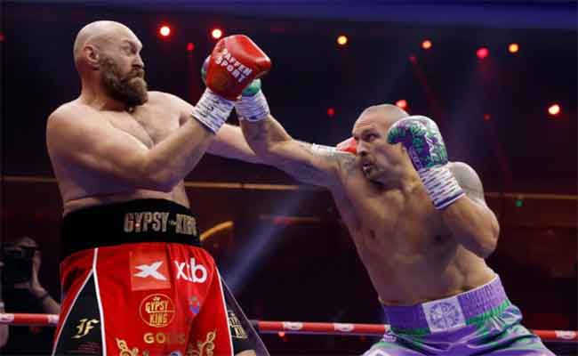 Oleksandr Usyk s'impose face à Tyson Fury et reste invaincu dans la catégorie poids lourds à Riyad