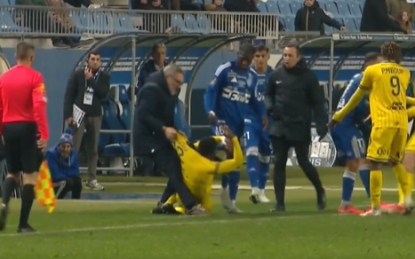 Ligue 2 : L'incroyable colère de l'entraîneur bastiais qui traîne un joueur adverse au sol