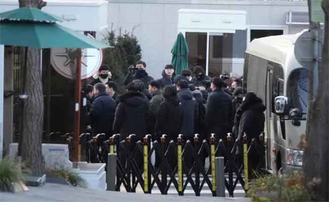 Confrontation croissante autour de l'arrestation de Yoon Suk-yeol : Des milliers de partisans se mobilisent pour bloquer l'exécution du mandat