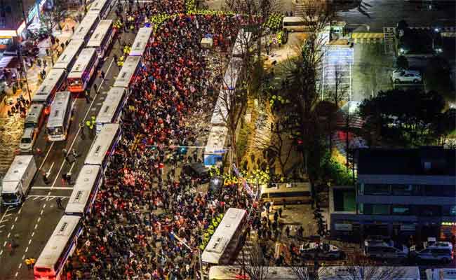 Prolongation de la détention de Yoon Suk-yeol : Des manifestants prennent d'assaut le tribunal de Séoul