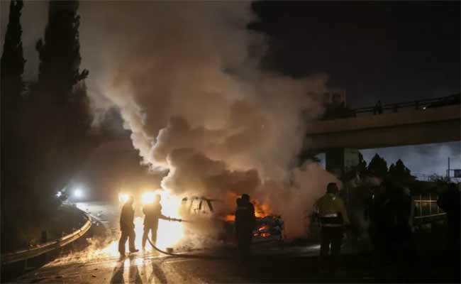 Beyrouth : Des manifestants Hezbollah incendient le convoi de la FINUL, faisant une victime