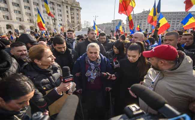 La Capitale Roumaine Bouillonne: L’exclusion de Călin Georgescu fait descendre ses partisans dans la rue