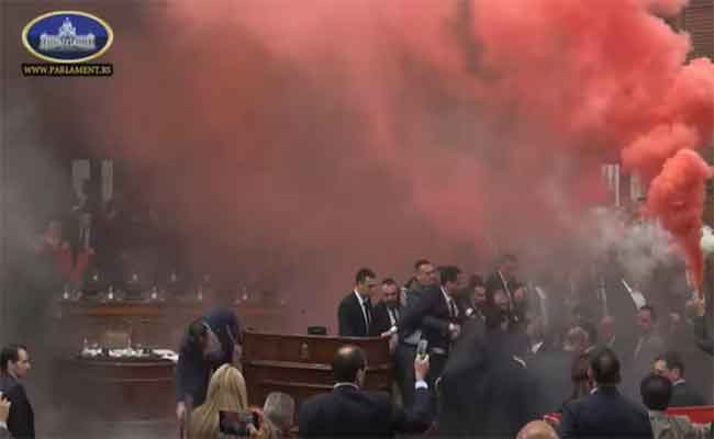 Chaos au Parlement serbe : l’opposition sème la discorde avec des fusées éclairantes et des fumigènes en pleine session