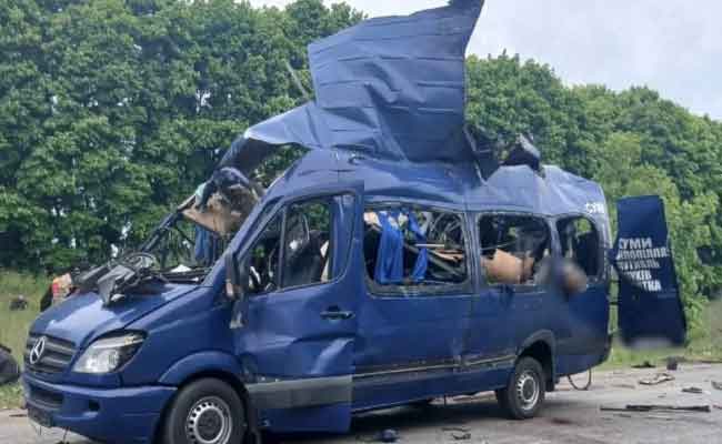 Frappe meurtrière à Soumy : un drone russe vise un bus civil, neuf morts et quatre blessés