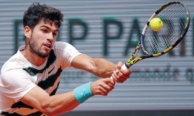 Roland-Garros 2025 : Alcaraz démarre fort, Swiatek confirme son retour