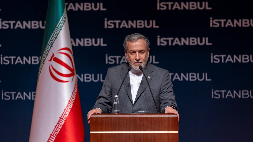L'Iran promet de riposter aux frappes américaines, Trump évoque un changement de régime