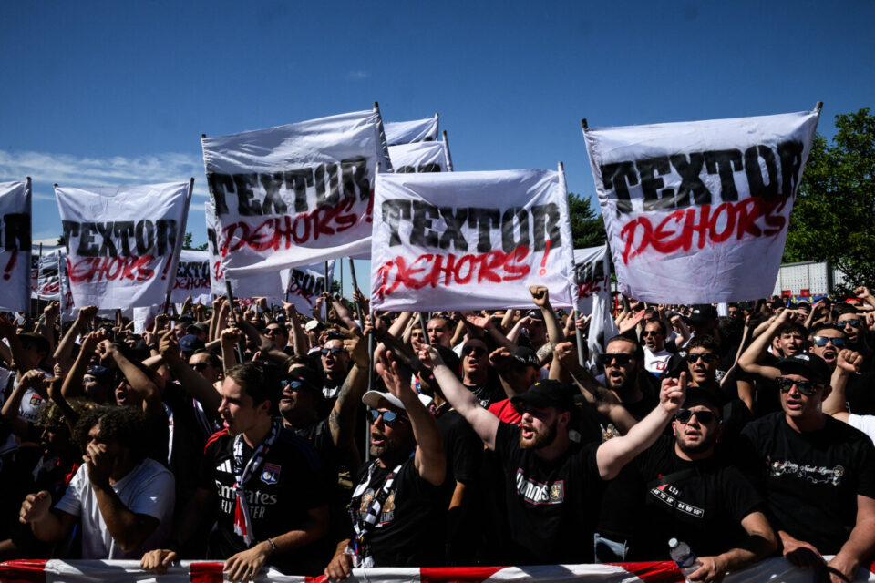 Les supporters de l’OL réunis pour demander le départ de John Textor après la rétrogradation