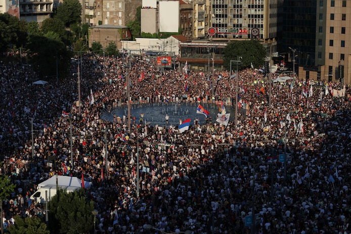 Serbie : la jeunesse en colère reclame  un changement politique immédiat, affrontements violents à Belgrade