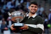 Alcaraz défend son titre avec panache et écrit l’histoire à Roland-Garros 2025