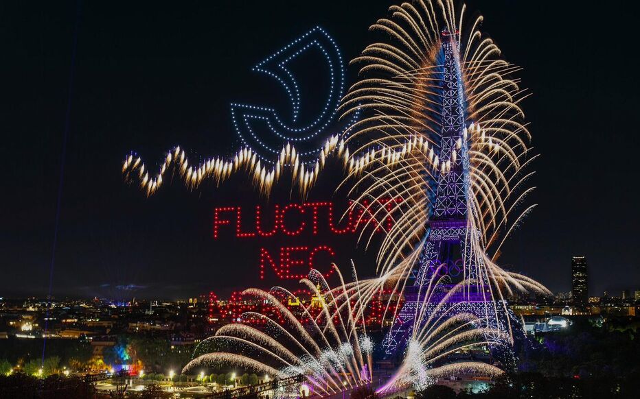 Feu d’artifice de la Fête nationale à la Tour Eiffel : 1 100 drones illuminent le ciel parisien