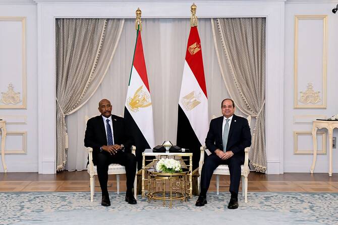 Le président égyptien El-Sissi et le chef de l’armée soudanaise Al-Burhan s’unissent face à la crise au Soudan