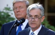 Trump critique le patron de la Fed mais ne prévoit pas (pour l’instant) son limogeage
