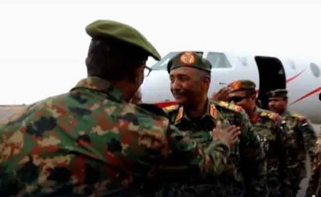 Soudan :Al-Burhan atterrit à Khartoum en avion civil, Idris promet de rebâtir la capitale