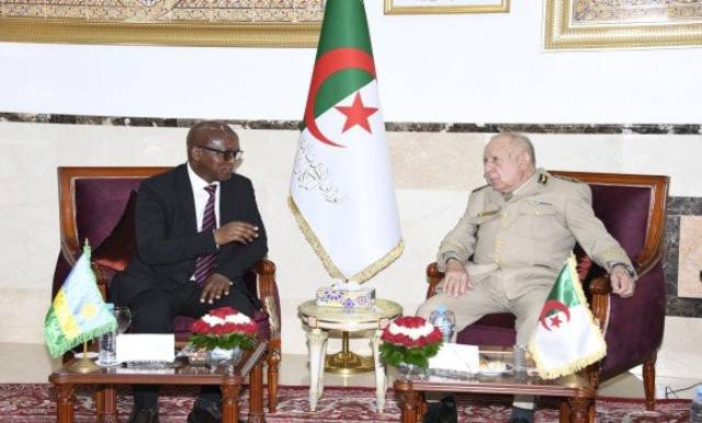 Rencontre algéro-rwandaise : signature d’un protocole de coopération militaire