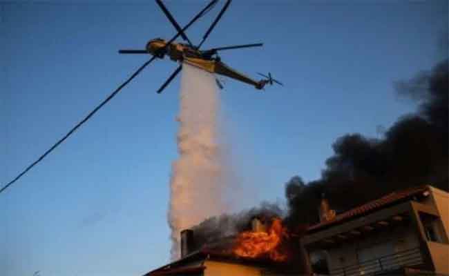 Grèce brûle sous la canicule : des familles forcées de fuir les flammes, les autorités demandent l’aide de l’UE