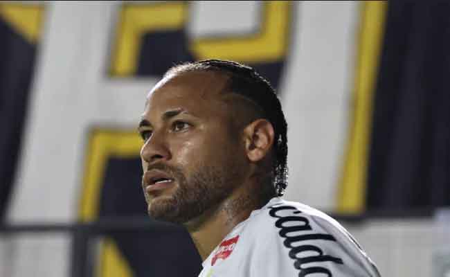 Neymar : une soirée houleuse à Santos entre but annulé et altercation avec un supporter