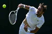 Wimbledon 2025 : Alcaraz vacille,  Medvedev et Rune éliminés, Jabeur quitte sur blessure