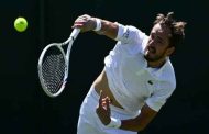 Wimbledon 2025 : Alcaraz vacille,  Medvedev et Rune éliminés, Jabeur quitte sur blessure