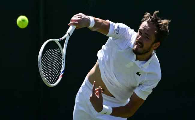 Wimbledon 2025 : Alcaraz vacille,  Medvedev et Rune éliminés, Jabeur quitte sur blessure