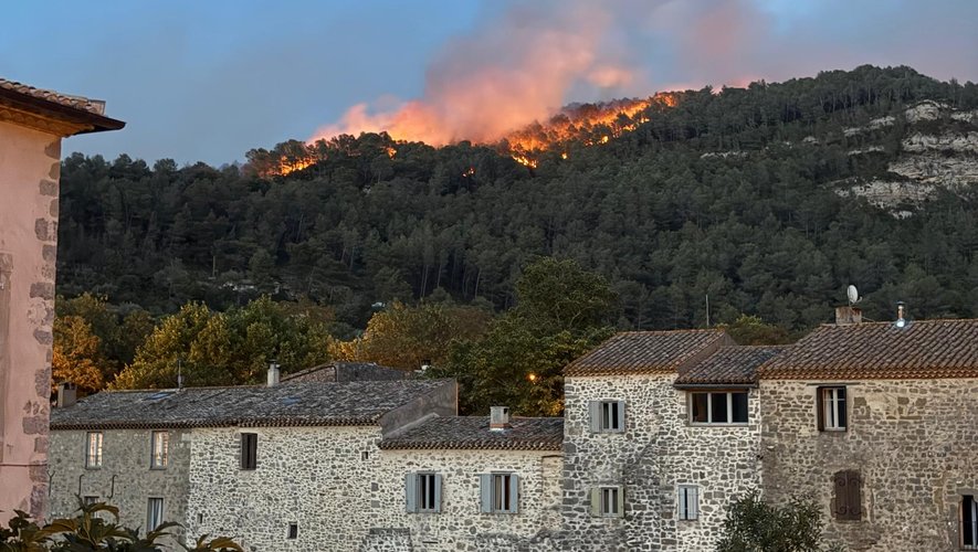 France – Aude : un incendie hors norme ravage plus de 12 000 hectares, une victime et neuf blessés