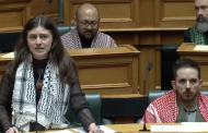Nouvelle-Zélande : la députée Chlöe Swarbrick expulsée pour avoir défié le gouvernement sur la Palestine