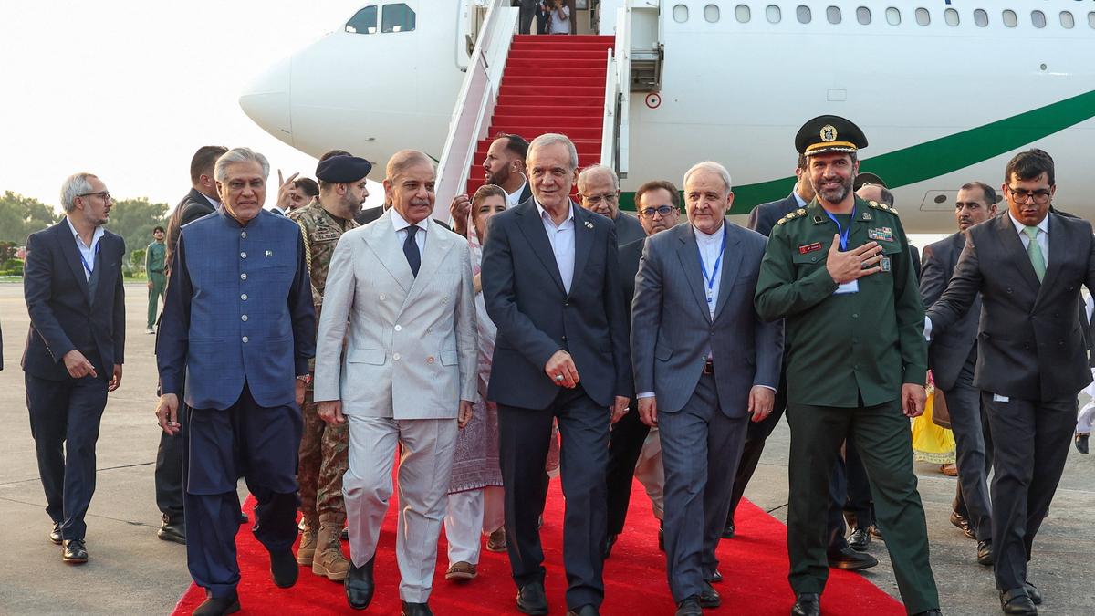 Visite de Pezeshkian au Pakistan : vers un renforcement du partenariat militaire pour la paix régionale