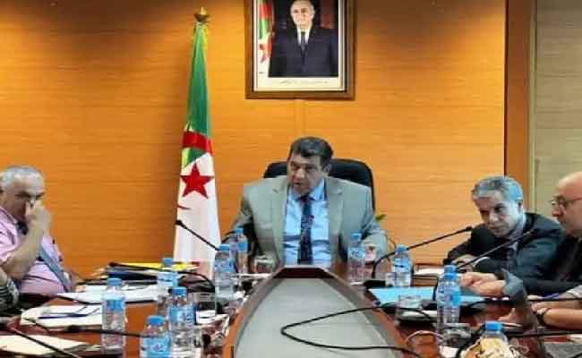 Bakir appelle à intensifier les contrôles sur le terrain pour réguler les prix de la banane, de la pomme et des viandes rouges