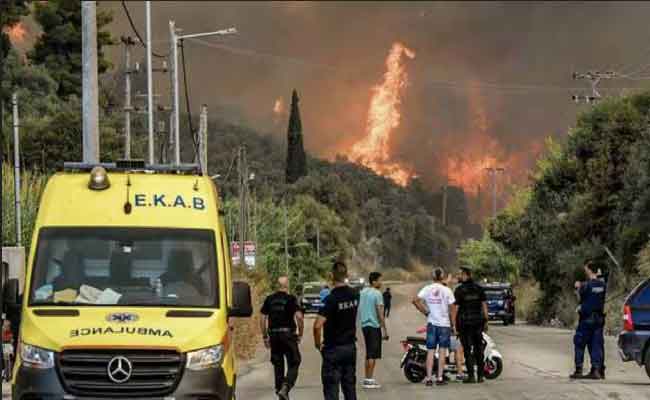 Grèce : des centaines d’incendies en 48 heures et un séisme secouent le pays