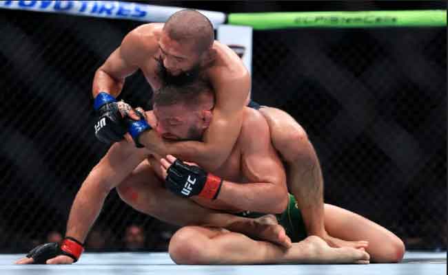 UFC 319 : Khamzat Chimaev écrase Dricus Du Plessis et devient champion des poids moyens